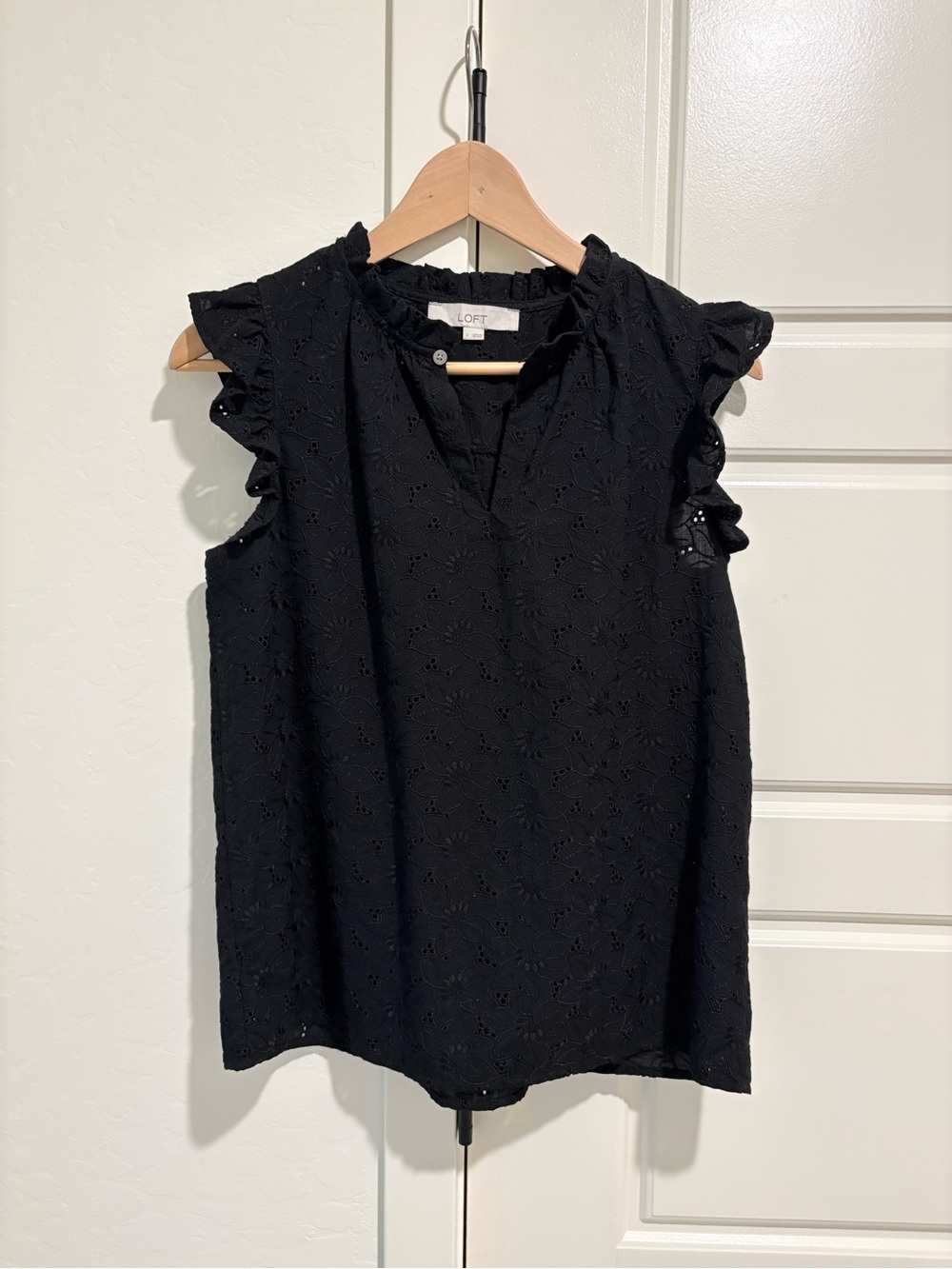 LOFT Black Eyelet Ruffle Sleeve Camisole Sz S EUC